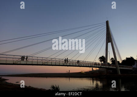 Kabelbrücke an der Flussmündung, Fuengirola auf das Meer. Bei Sonnenuntergang, Provinz Malaga, Andalusien, Spanien Stockfoto