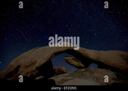 Los Angeles, Kalifornien, USA. 24. Januar 2015. Sternspuren sind oben die Arch Rock im Joshua Tree National Park in Twentynine Palms, Kalifornien, 25. Januar 2015 gesehen. © Ringo Chiu/ZUMA Draht/Alamy Live-Nachrichten Stockfoto