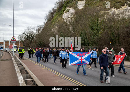 Kent, UK. 25. Januar 2015.  Rechtsextreme Protest gegen illegale Einwanderer in Dover Credit: Guy Corbishley/Alamy Live News Stockfoto