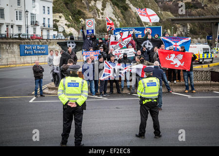 Kent, UK. 25. Januar 2015.  Rechtsextreme Protest gegen illegale Einwanderer in Dover Credit: Guy Corbishley/Alamy Live News Stockfoto