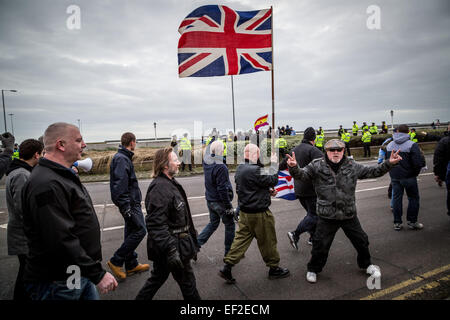 Kent, UK. 25. Januar 2015.  Rechtsextreme Protest gegen illegale Einwanderer in Dover Credit: Guy Corbishley/Alamy Live News Stockfoto