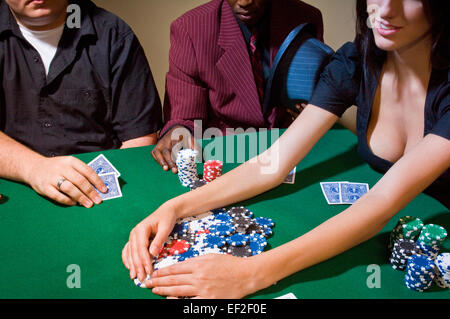 Frau Abholung mehrere chips in einem Poker-Spiel Stockfoto