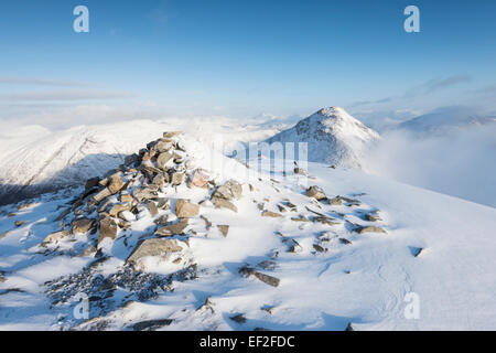 Cairn auf Buachaille Etive Beag im Winter, Glencoe, Schottland Stockfoto