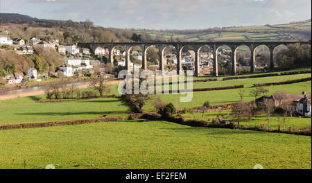 Der Eisenbahnviadukt bei Calstock, Cornwall, die Tamar Valley Line über den Fluss Tamar trägt Stockfoto