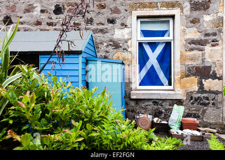 Schottische Flagge hinter Fenster eines Hauses in Oban, Schottland. Stockfoto