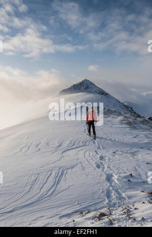 Walker auf dem Schnee bedeckt Grat der Buachaille Etive Beag, Glencoe, Schottisches Hochland, Schottland Stockfoto