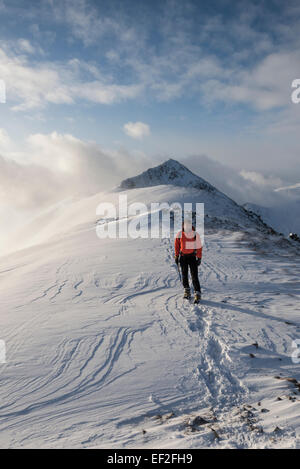 Walker auf dem Schnee bedeckt Grat der Buachaille Etive Beag, Glencoe, Schottisches Hochland, Schottland Stockfoto