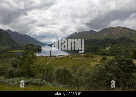 Das Denkmal von Bonnie Prince Charlie und die Railroadbridge befinden sich vor Loch Shiel, Glenfinnan, Schottland. Stockfoto