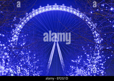 Millennium Wheel die Böschung bei Nacht Zeit London UK Stockfoto