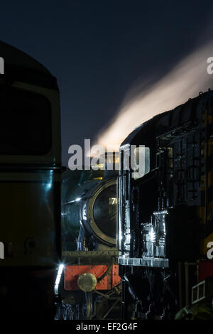 Am Ende der West Somerset Railway Winter-Dampf-Gala, 7828 GWR Manor - lit Odney Manor dampft nach unten in einer Flut Abstellgleis. Stockfoto