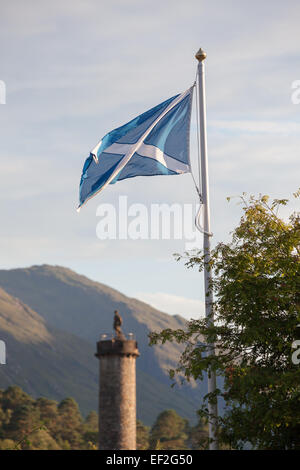 Schottische Flagge am Denkmal von Bonnie Prince Charlie in Glenfinnan, Schottland Stockfoto