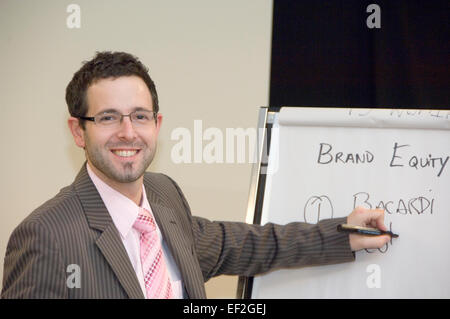 Business Moderatorin mit Staffelei Stockfoto
