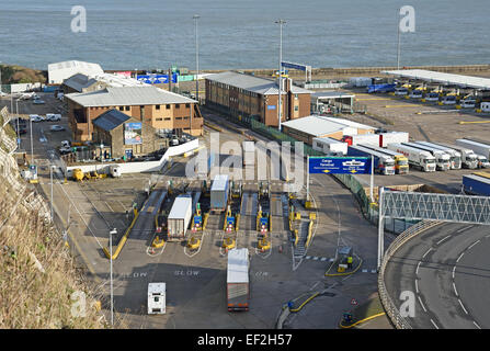 LKW im Bereich Brückenwaage vor der Schlange an der Fähre im Hafen von Dover, Kent, Großbritannien Stockfoto