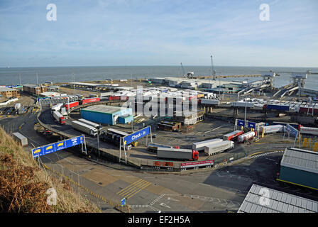 Eingehende LKW Schlange, um den Hafen von Dover, Kent, UKPort von Dover, Kent, UK verlassen. Stockfoto