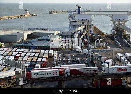 Fahrzeuge verlassen DFDS Fähre MS Delft Seaways Hafen von Dover, Kent, UK.to begleiten Sie die Warteschlange auf der erhöhten Fahrbahn. Stockfoto