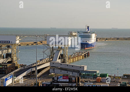 DFDS Fähre, MS Delft Seaways manövrieren um umzukehren in seinen Liegeplatz im Hafen von Dover, Kent, UK Stockfoto