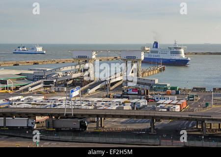 DFDS Fähre, MS Delft Seaways manövrieren um umzukehren in seinen Liegeplatz im Hafen von Dover, A meine Fähre Link Schiff Ansätze hinter. Stockfoto