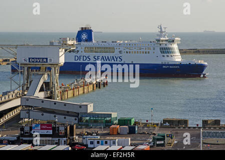 DFDS Fähre, MS Delft Seaways manövrieren um umzukehren in seinen Liegeplatz im Hafen von Dover, Kent, UK Stockfoto
