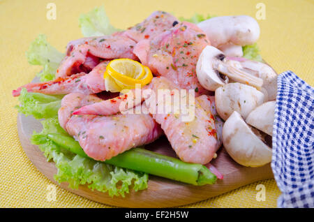 Rohe Hühnerflügel mit Gewürzen und bereit für das Kochen Stockfoto