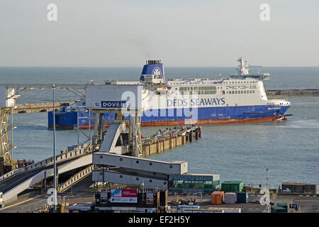 DFDS Fähre, MS Delft Seaways manövrieren um umzukehren in seinen Liegeplatz im Hafen von Dover, Kent, UK Stockfoto