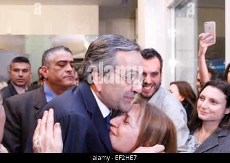 Athen, Griechenland. 25. Januar 2015. Griechenland ist konservative Premierminister Antonis Samaras, zentrieren, grüßt seine Fans, als er von seinem Büro in Athen geht. Samaras hat eingeräumt, Niederlage der radikalen Linken Syriza Partei, sagte, dass er ein Land liefert, die das Schlimmste der Finanzkrise hinter sich gebracht hat. © Aristidis Vafeiadakis/ZUMA Draht/Alamy Live-Nachrichten Stockfoto