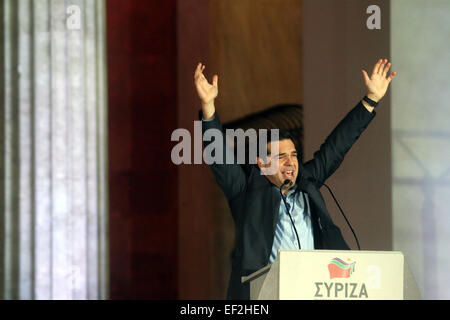 Athen, Griechenland. 25. Januar 2015. Radikalen Linken SYRIZA Führer Alexis Tsipras spricht zu seinen Anhängern außerhalb Athen Universität Hauptquartier in Athen, Griechenland, 25. Januar 2015. Radikalen Linken SYRIZA Führer Alexis Tsipras Wiederherstellung Griechenlands würde am Sonntagabend nach der ersten offiziellen Ergebnisse der entscheidende parlamentarische Abstimmungen einen historischen Sieg für seine Partei zeigten verpflichtet. Bildnachweis: Marios Lolos/Xinhua/Alamy Live-Nachrichten Stockfoto