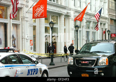 New York, USA. 25. Januar 2015. (Polizei Absperren der Website für ein shooting in einem Mahhattan Hause abzuschieben Geschäft in New York City, USA, 25. Januar 2015. Sonntagnachmittag nach einer Schießerei in einem Manhattan Home Depot-Geschäft passiert sagte Behörden wurden zwei Menschen getötet. Bildnachweis: Xinhua/Alamy Live-Nachrichten Stockfoto