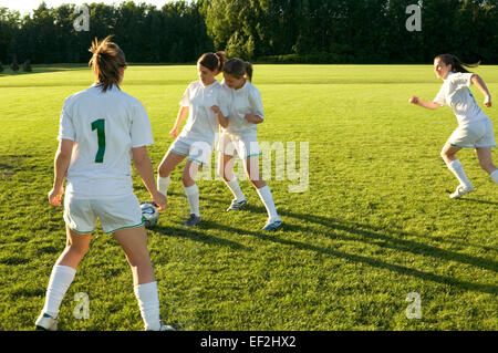 Mädchen spielen Fußball Stockfoto