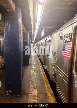 MTA u-Bahn Zug an der Station East Broadway in Lower Manhattan, New York, NY, USA am 11. Oktober 2013. Stockfoto