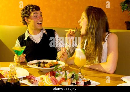 Junger Mann und Frau in einem Sushirestaurant Stockfoto