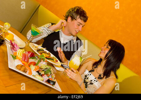 Junger Mann und Frau in einem Sushirestaurant Stockfoto