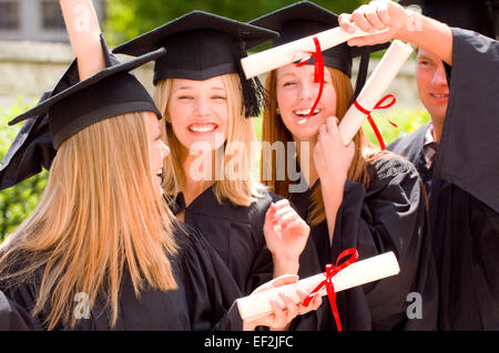 Vier Freunde bei Abschlussfeier Stockfoto