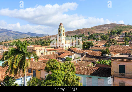 Panoramablick auf die Landschaft: Terracotta Fliesen- Dachterrasse Blick auf Trinidad, Kuba mit Iglesia Parroquial de la Santísima (Kirche der Heiligen Dreifaltigkeit) Glockenturm Stockfoto