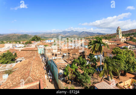 Panoramablick Terracotta Fliesen- Dachterrasse Blick auf Trinidad, Kuba mit Iglesia Parroquial de la Santísima Trinidad (Kirche der Heiligen Dreifaltigkeit) Stockfoto