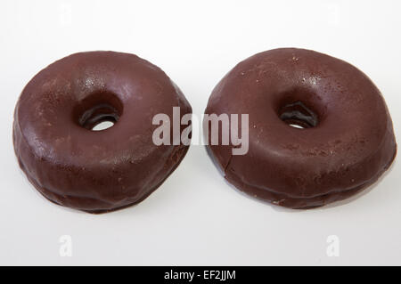 Schokolade hausgemachte Krapfen. Isoliert auf weißem Hintergrund Stockfoto