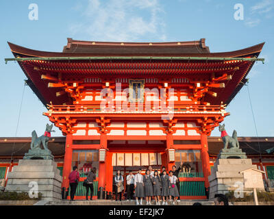 Gruppe "japanische Studenten" eine Aufnahme vor Fushimi-Inari-Taisha Tempel wichtigsten Gebäude Stockfoto