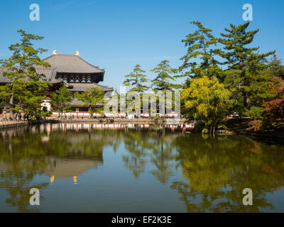 Daibutsu-Den Tempel Tōdai-Ji spiegelt sich in einem Teich im Nara-park Stockfoto