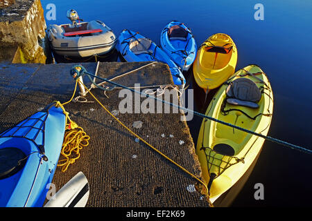 Bunte Kanus oder Kajaks gefesselt an einem Pier auf Lough Derg Tipperary, Irland Stockfoto