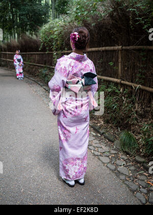 Fotografieren in Geisha Kostüm bei Bambushains Arashiyama Stockfoto