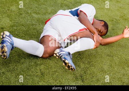 Verletzten Fußballspieler auf Feld Stockfoto