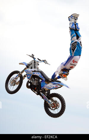 BARCELONA - JUN-28: Ein Profi-Fahrer beim FMX (Freestyle Motocross) Wettbewerb bei LKXA Extreme Sports. Stockfoto