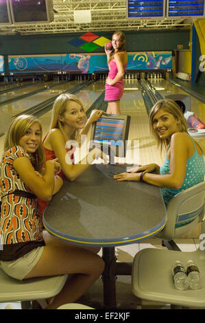 Freundinnen an einem Tisch in einer Bowlingbahn Stockfoto