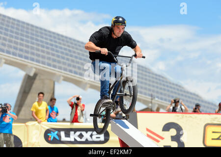 BARCELONA - JUN-28: Ein Profi-Fahrer beim Flatland BMX (Bicycle Motocross) Wettbewerb bei LKXA Extreme Sports. Stockfoto