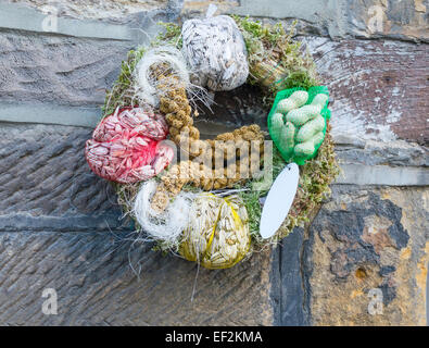 Ein Winter Futterhäuschen Kranz zum Verkauf in Whitby North Yorkshire Stockfoto