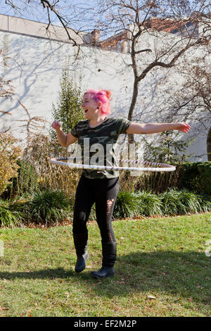 Frau, die das Training mit Hoola Hoop - USA Stockfoto