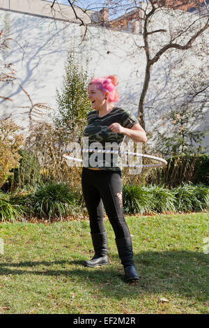 Frau, die das Training mit Hoola Hoop - USA Stockfoto