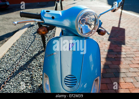 Vespa-Roller geparkt auf Bürgersteig - USA Stockfoto