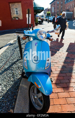 Vespa-Roller geparkt auf Bürgersteig - USA Stockfoto