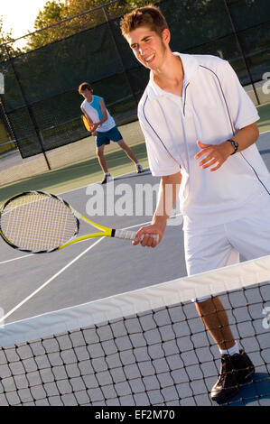 Doppel-Tennis-Spieler auf einem Platz Stockfoto