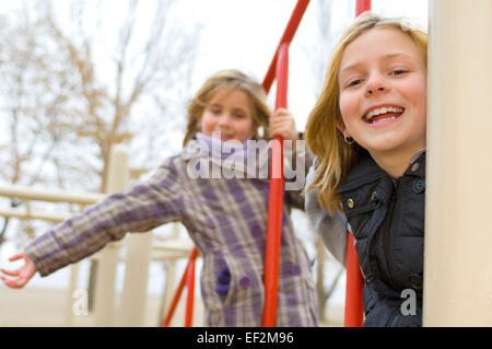 Zwei junge Mädchen auf einem Spielplatz spielen Stockfoto